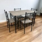 MESA MADERA Y FIERRO + 4 SILLAS CUBIERTA PVC GRIS/NEGRO BAO