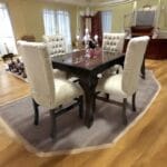 COMEDOR RUTICO RECTANGULAR PATA LUIS XV BASE LISA COLOR NEGRO + 4 SILLAS CAPITONE TAPIZ BEIGE FELPA