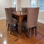 COMEDOR RECTANGULAR BASE LISA PATA CUADRADA RANURADA COLOR CAOBA + 6 SILLAS CAPITONE CAFE MICRO CUERO