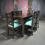 COMEDOR RECTANGULAR BASE LISA PATA CUADRADA RANURADA COLOR NEGRO + 6 SILLAS MADERA TAPIZ AZUL MARINO FELPA