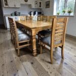 COMEDOR CUADRADO BASE CON VIDRIO PATA LUIS XV COLOR MIEL + 8 SILLAS MADERA TAPIZ ROJO/LINO