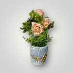 FLORERO CON ROSAS PLASTICAS / MACETA CERAMICA ESTILO LAZO Y PLUMA - Imagen 3