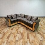 SECCIONAL BRAZO CURVO CON MADERA Y ASIENTOS REVERSIBLES COLOR MARRÓN TELA FELPA - Imagen 2