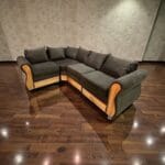 SECCIONAL BRAZO CURVO CON MADERA Y ASIENTOS REVERSIBLES COLOR MARRÓN TELA FELPA - Imagen 3