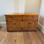 RACK/APARADOR RUSTICO 4 PUERTAS 3 CAJONES COLOR CAOBA