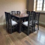COMEDOR RUSTICO CUADRADO BASE LISA PATA CUADRADA RANURADA COLOR NEGRO + 8 SILLAS MADERA TAPIZ GRIS JASPEADO FELPA