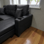 SECCIONAL BRAZO RECTO CON POSA VASO Y MODULAR COLOR NEGRO DE CUERINA (LEOPAR) - Imagen 2