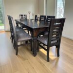 COMEDOR RUSTICO RECTANGULAR BASE LISA PATA LEON COLOR NEGRO + 8 SILLAS TAPIZ MICRO CUERO GRIS
